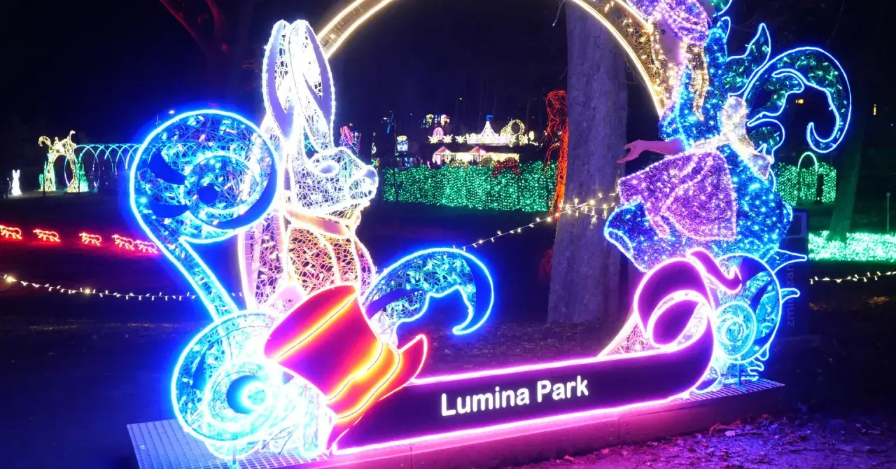 Magiczne iluminacje w Lumina Park Poznań: bajkowe króliki i tańczące światła tworzą niezwykłą atmosferę.