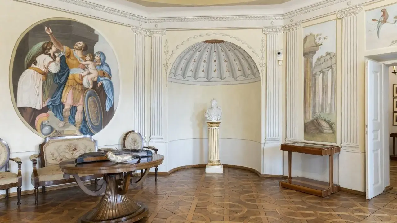 Wnętrze z malowidłami, rzeźbą i antykami. Idealne miejsce na magiczną museum night.