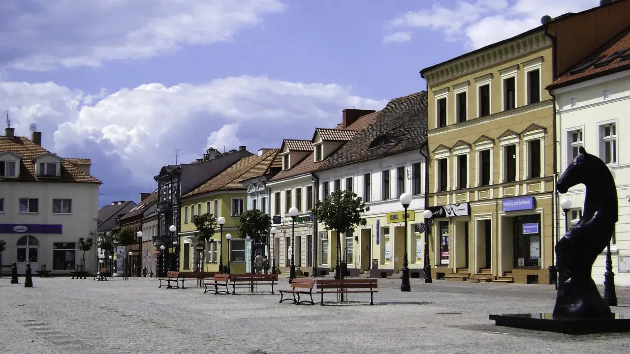 Ratusz w Koninie i okolice zapraszają na imprezy. Rynek z kamienicami i rzeźbą konia.