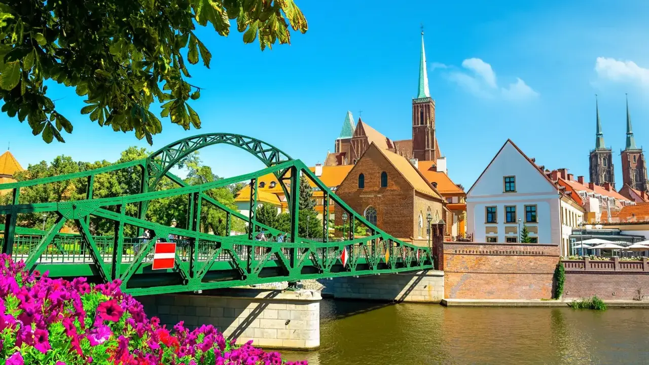 Zielony mostek, kwitnące kwiaty i wrocławskie katedry tworzą scenerię jak z filmu. Idealne miejsce na spacer dla zakochanych.