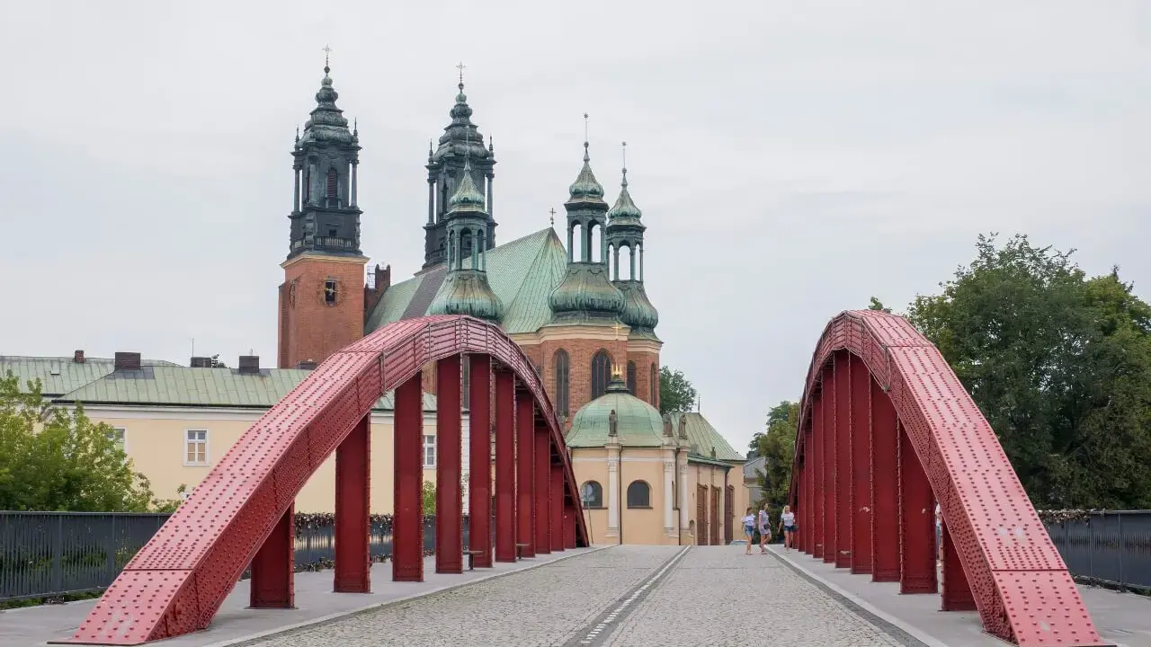 Most czerwony na poznańskim starym mieście prowadzi do katedry.