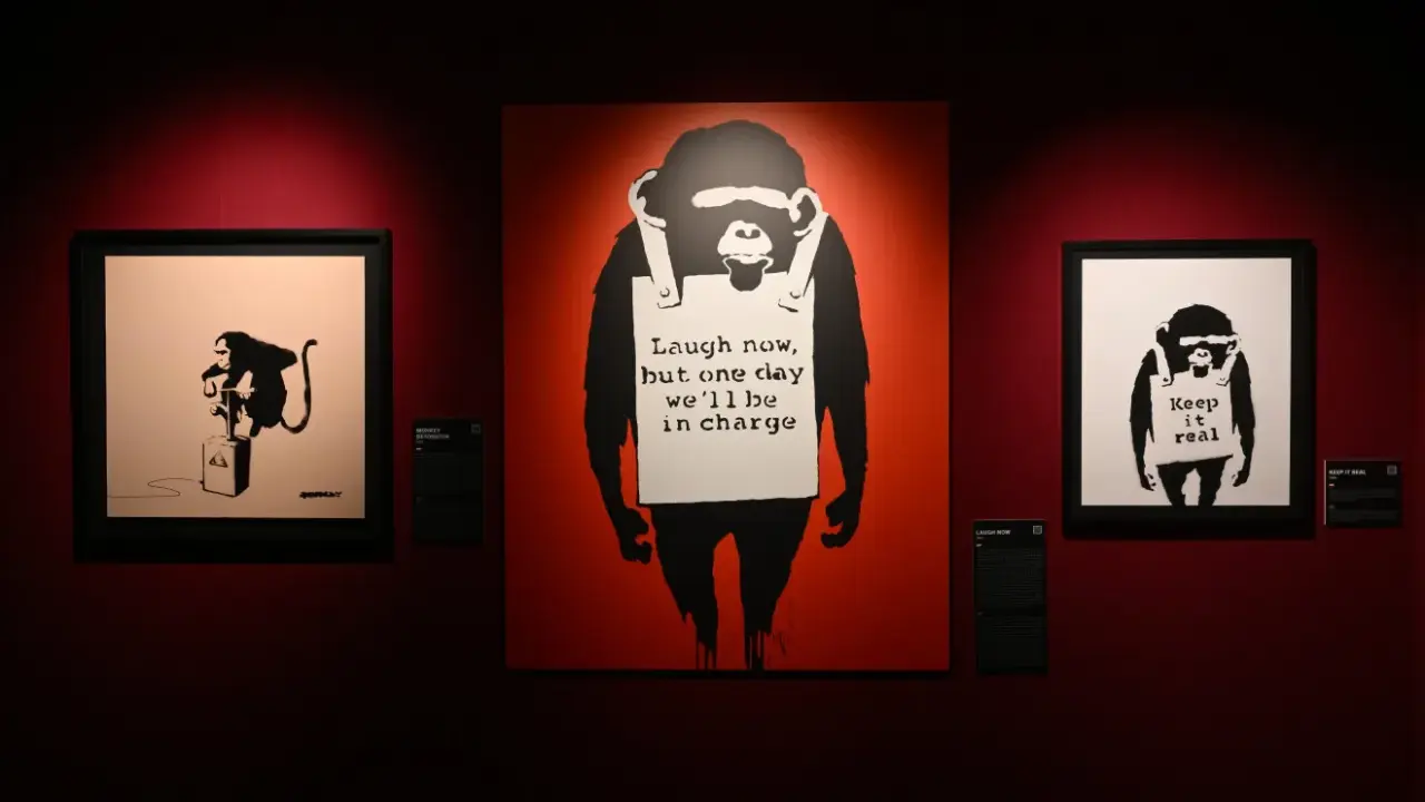 Wystawa w Poznaniu prezentuje prace Banksy'ego. Trzy obrazy z małpami, w tym słynne "Laugh now, but one day we'll be in charge".
