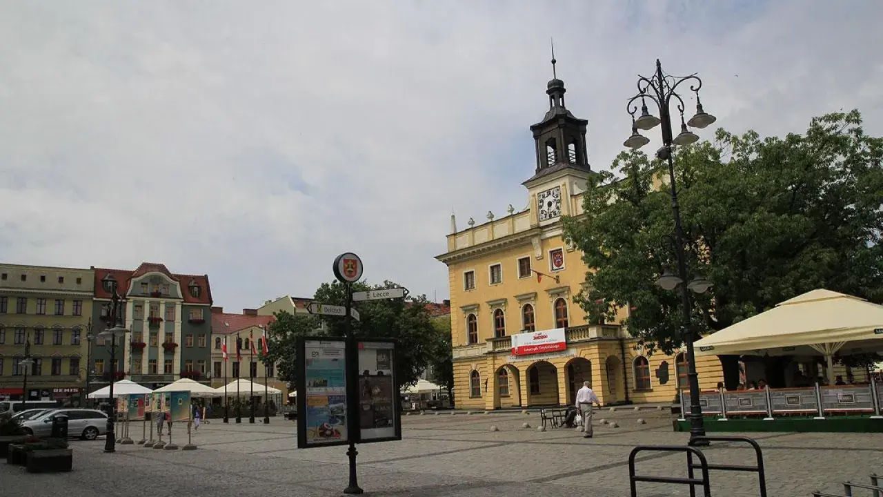 Rynek w Ostrowie Wielkopolskim. Zabytkowe kamienice, ratusz z wieżą i kawiarniany ogródek. Atrakcje tego miasta czekają!