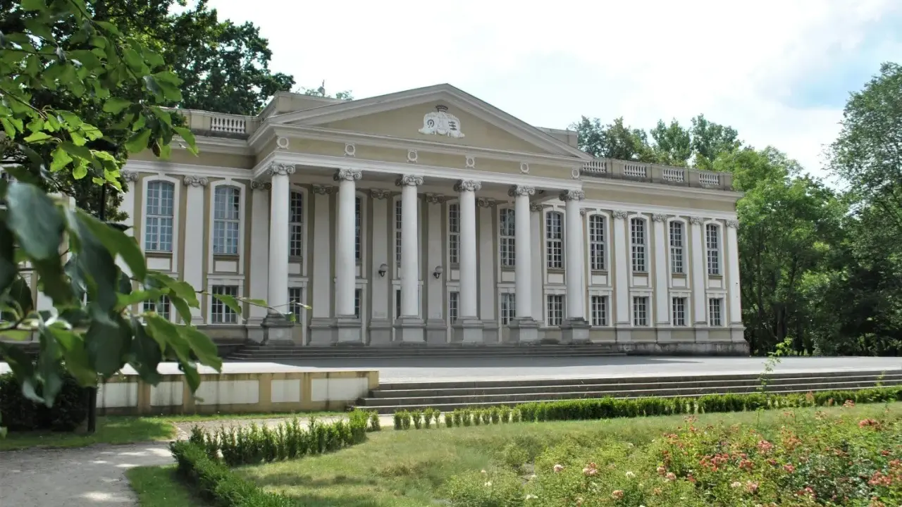 Majestatyczny pałac wolsztyn z kolumnadą i ogrodem.