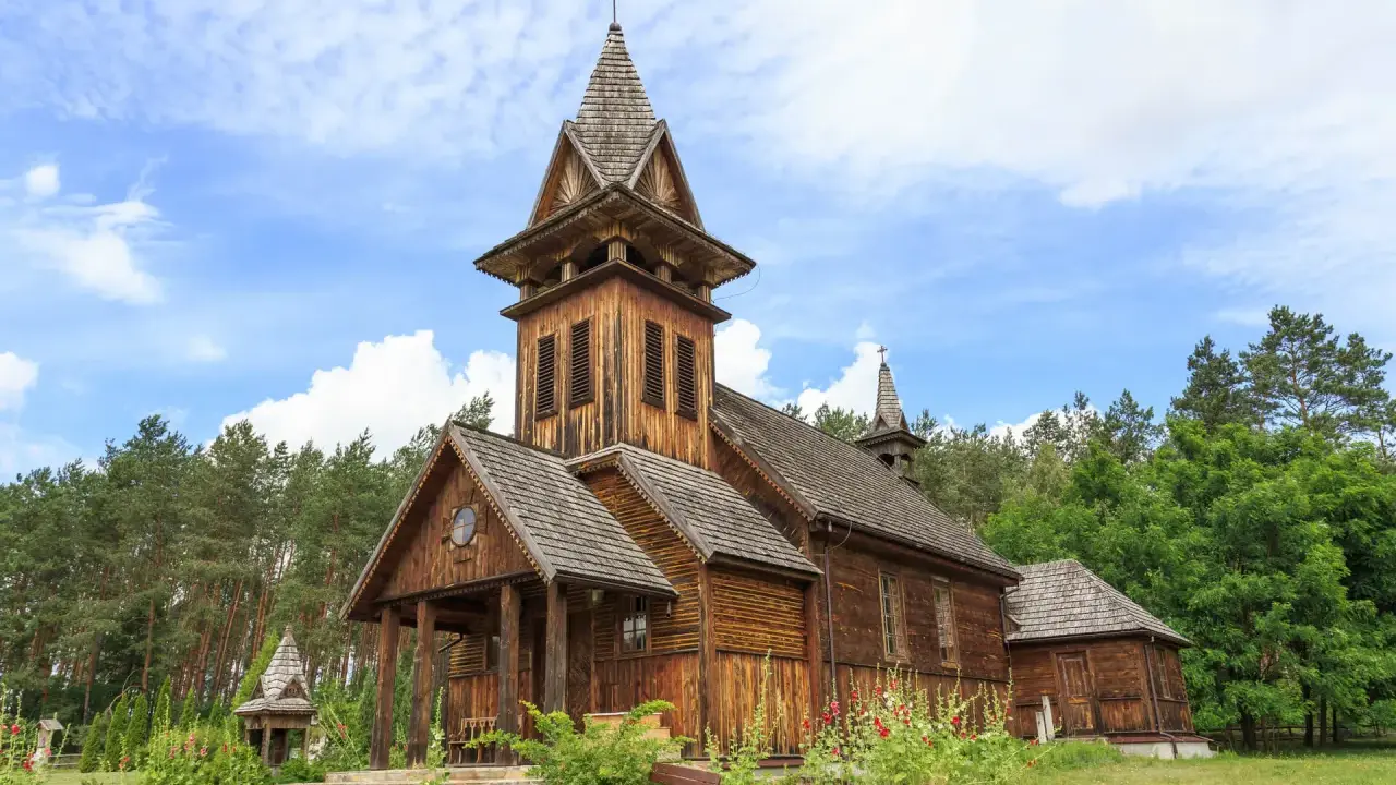Drewniane kościoły w Polsce to skarby architektury. Ten zabytkowy kościółek, otoczony lasem, zachwyca swoim wiejskim urokiem.