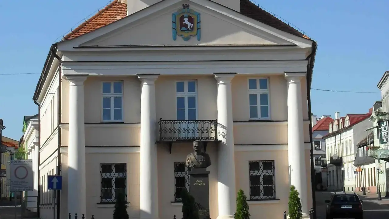 Zamek w Koninie, dawny ratusz, z popiersiem Józefa Piłsudskiego przed wejściem.