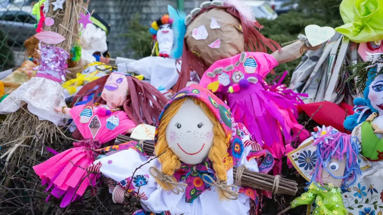 Kolorowe Marzanny, gotowe do palenia, symbolizują pożegnanie zimy. Różne kukły, ozdobione papierem i tkaninami, czekają na swój koniec.