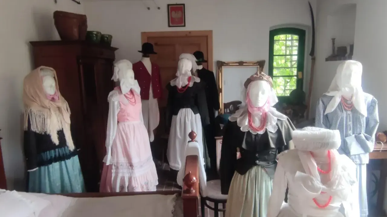 Stroje ludowe z Krobii Wielkopolskiej na manekinach, prezentujące tradycyjne stroje kobiece.
