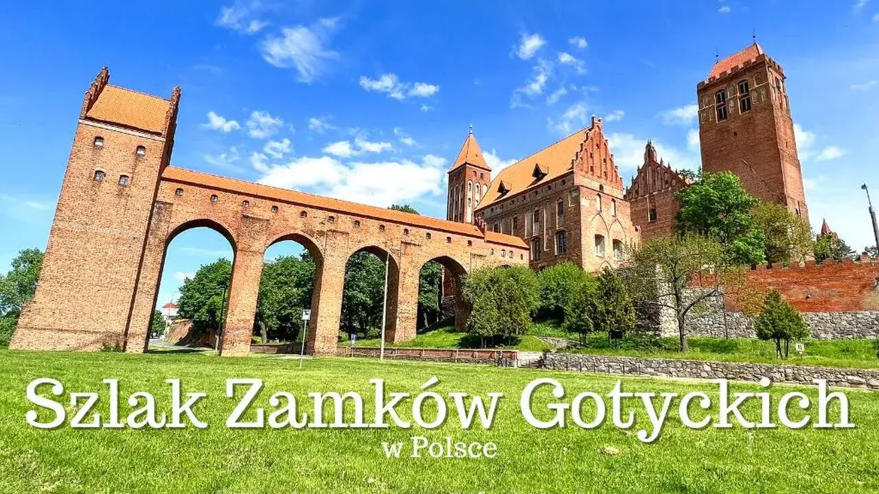Imponujące budowle gotyckie w Polsce, w tym zamek z charakterystycznym mostem arkadowym, na tle błękitnego nieba.