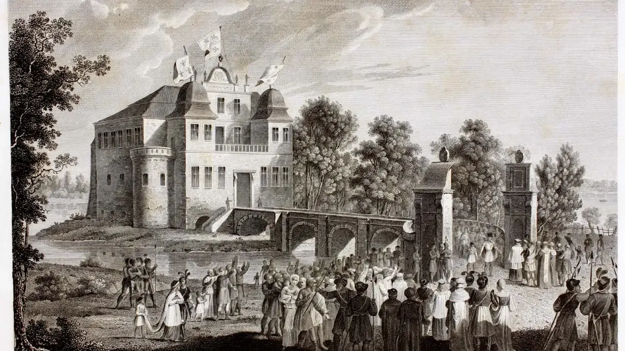 Uroczystość przed kurnik pałacem. Tłum ludzi w historycznych strojach wita przybyłych.