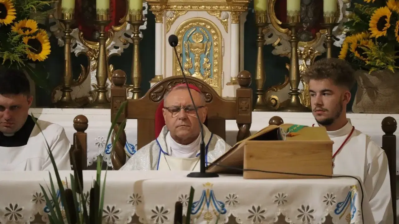 Uroczystość odpustowa na Górce Duchownej. Biskup w otoczeniu ministrantów podczas mszy świętej.