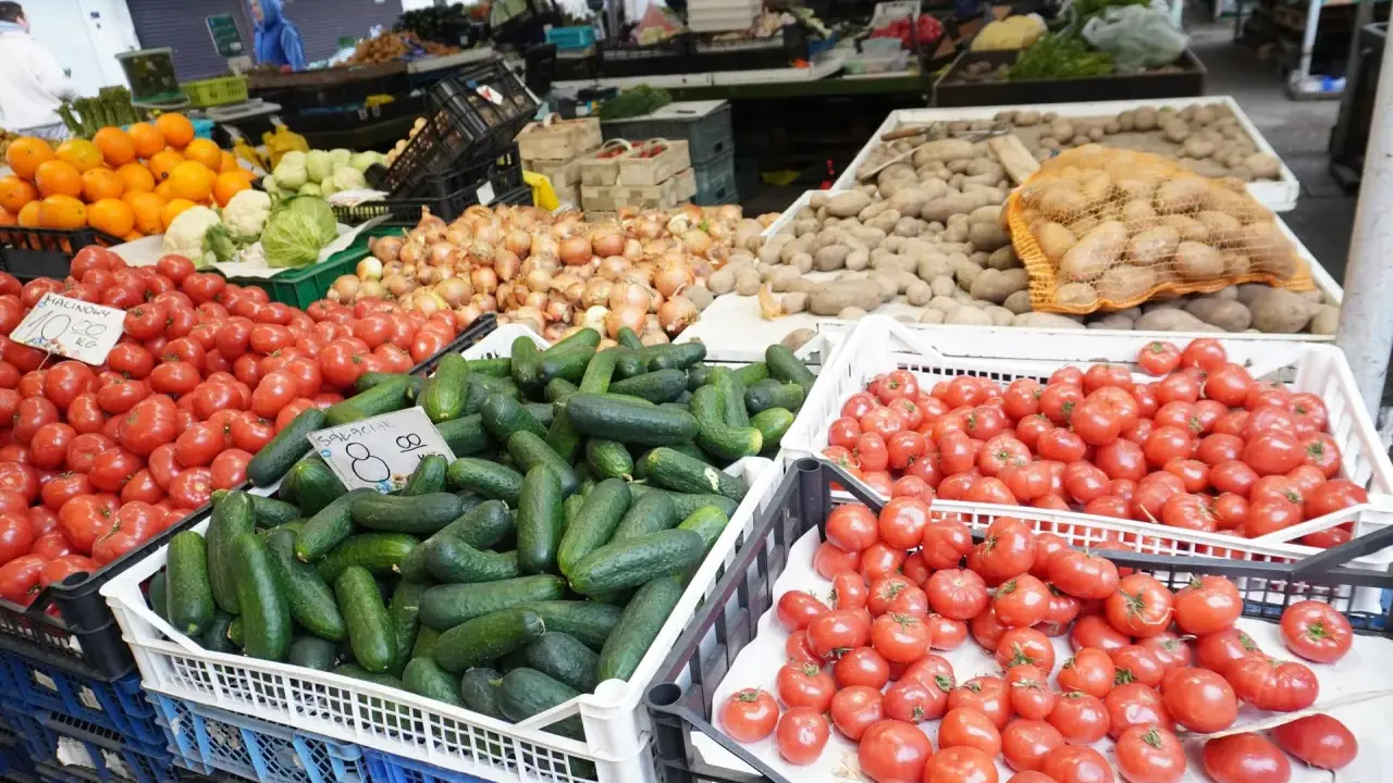 Świeże pomidory, ogórki, cebula i ziemniaki na stoisku na best market poznan.