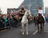 Kiedy jest Marcina, rzymski wojownik na białym koniu i kobieta w bieli na brązowym koniu przejeżdżają przez tłum.
