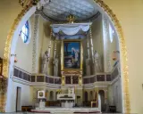 Wnętrze sanktuarium Tursko. Centralnie umieszczony obraz Matki Bożej pod baldachimem, flankowany rzeźbami.