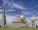 Bazylika w Licheniu, jedno z najważniejszych miejsc świętych w Polsce, z dominującą złotą kopułą i wysoką wieżą.