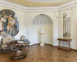 Wnętrze z malowidłami, rzeźbą i antykami. Idealne miejsce na magiczną museum night.