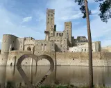 Zamek w Stobnicy, jedna z głównych atrakcji Puszczy Noteckiej, otoczony fosą. Drewniane serce z napisem "Stobnica" na pierwszym planie.