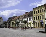 Ratusz w Koninie i okolice zapraszają na imprezy. Rynek z kamienicami i rzeźbą konia.
