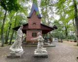Rzeźby przed bazyliką w Licheniu: klęczący mężczyzna i Matka Boża.