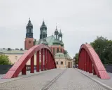 Most czerwony na poznańskim starym mieście prowadzi do katedry.