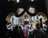 Wielkopolskie sanktuaria maryjne przyciągają wiernych. Wnętrze kościoła z ołtarzem i zgromadzonymi ludźmi.