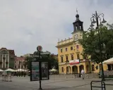 Rynek w Ostrowie Wielkopolskim. Zabytkowe kamienice, ratusz z wieżą i kawiarniany ogródek. Atrakcje tego miasta czekają!
