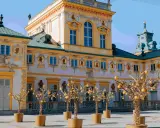 Pałac w Wilanowie, jeden z najciekawszych muzeów w Polsce, z ozdobnymi drzewkami w donicach.