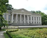 Majestatyczny pałac wolsztyn z kolumnadą i ogrodem.