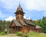 Drewniane kościoły w Polsce to skarby architektury. Ten zabytkowy kościółek, otoczony lasem, zachwyca swoim wiejskim urokiem.