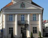 Zamek w Koninie, dawny ratusz, z popiersiem Józefa Piłsudskiego przed wejściem.