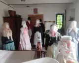 Stroje ludowe z Krobii Wielkopolskiej na manekinach, prezentujące tradycyjne stroje kobiece.