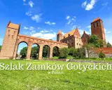 Imponujące budowle gotyckie w Polsce, w tym zamek z charakterystycznym mostem arkadowym, na tle błękitnego nieba.