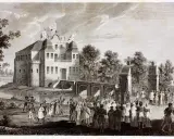 Uroczystość przed kurnik pałacem. Tłum ludzi w historycznych strojach wita przybyłych.