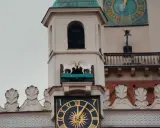 Koziołki poznańskie, symbol z którego słynie Poznań, na tle Ratusza.