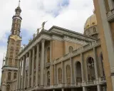Bazylika w Licheniu, monumentalna budowla z charakterystyczną wieżą i złotą kopułą, przypomina o bogatej historii i duchowości.