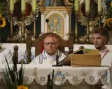 Uroczystość odpustowa na Górce Duchownej. Biskup w otoczeniu ministrantów podczas mszy świętej.