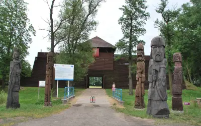 Drewniane posągi strażników witają przy wejściu do grodu grzybowo.