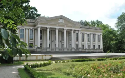 Majestatyczny pałac wolsztyn z kolumnadą i ogrodem.
