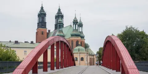 Most czerwony na poznańskim starym mieście prowadzi do katedry.