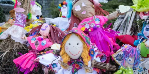 Kolorowe Marzanny, gotowe do palenia, symbolizują pożegnanie zimy. Różne kukły, ozdobione papierem i tkaninami, czekają na swój koniec.
