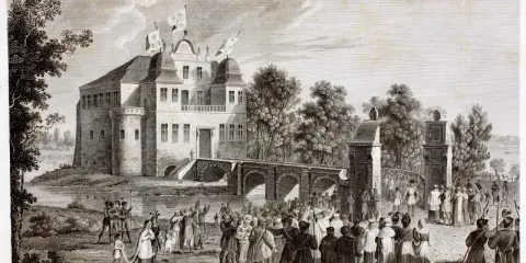 Uroczystość przed kurnik pałacem. Tłum ludzi w historycznych strojach wita przybyłych.