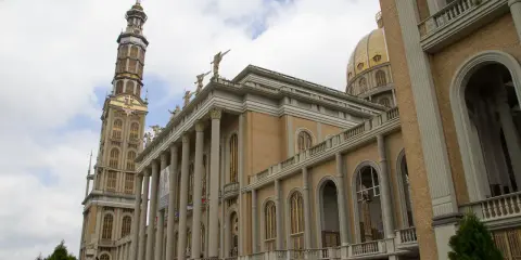 Bazylika w Licheniu, monumentalna budowla z charakterystyczną wieżą i złotą kopułą, przypomina o bogatej historii i duchowości.