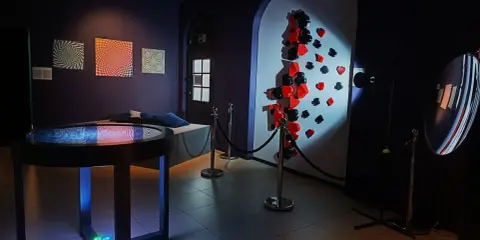 W muzeum iluzji Poznań zobaczysz obrazy optyczne, iluzje 3D z kartami do gry i zakrzywione lustro.