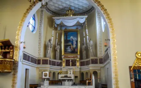 Wnętrze sanktuarium Tursko. Centralnie umieszczony obraz Matki Bożej pod baldachimem, flankowany rzeźbami.