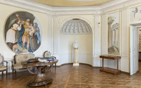 Wnętrze z malowidłami, rzeźbą i antykami. Idealne miejsce na magiczną museum night.