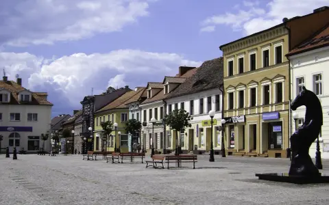 Ratusz w Koninie i okolice zapraszają na imprezy. Rynek z kamienicami i rzeźbą konia.