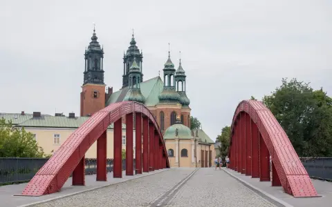 Most czerwony na poznańskim starym mieście prowadzi do katedry.