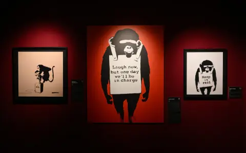 Wystawa w Poznaniu prezentuje prace Banksy'ego. Trzy obrazy z małpami, w tym słynne "Laugh now, but one day we'll be in charge".