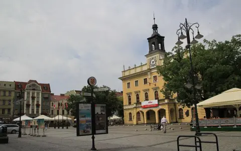 Rynek w Ostrowie Wielkopolskim. Zabytkowe kamienice, ratusz z wieżą i kawiarniany ogródek. Atrakcje tego miasta czekają!