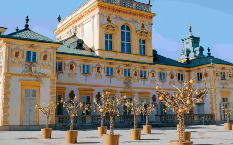 Pałac w Wilanowie, jeden z najciekawszych muzeów w Polsce, z ozdobnymi drzewkami w donicach.